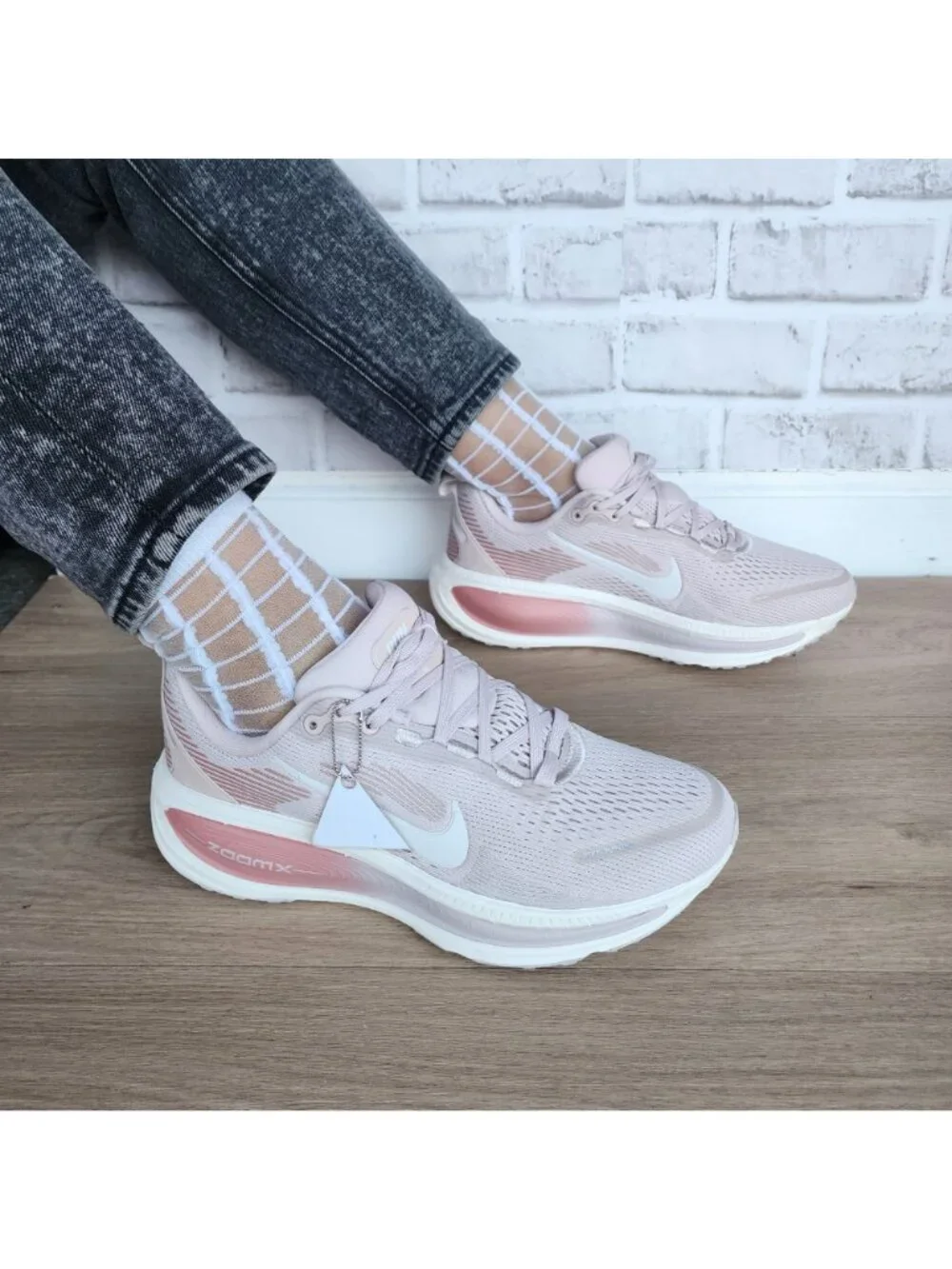 Nike ZoomX Womens Road Running Shoes Pink White Sz 8 Sneaker Athletic HM6804-605